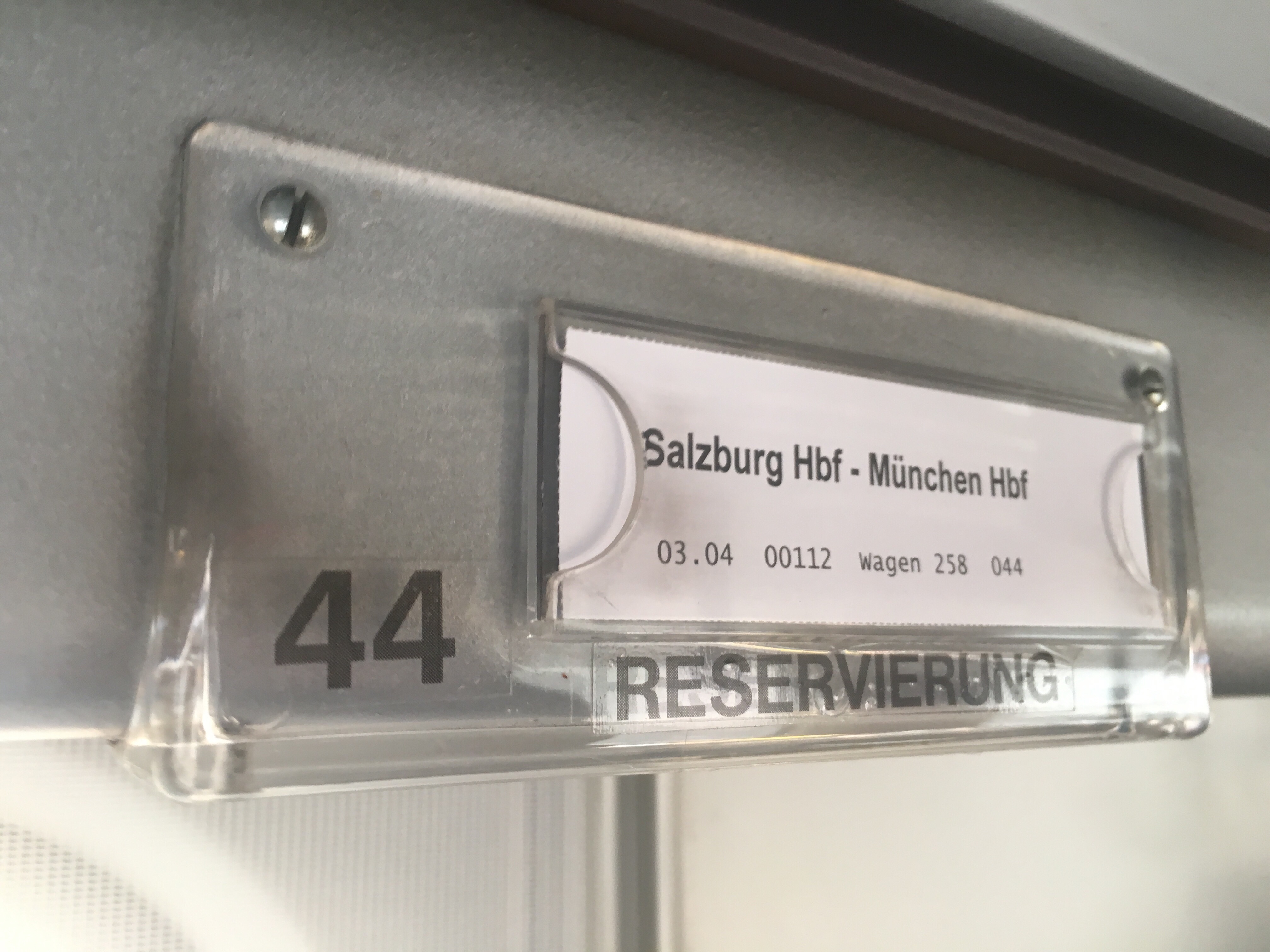 座位上方的寫明哪段是有人坐的